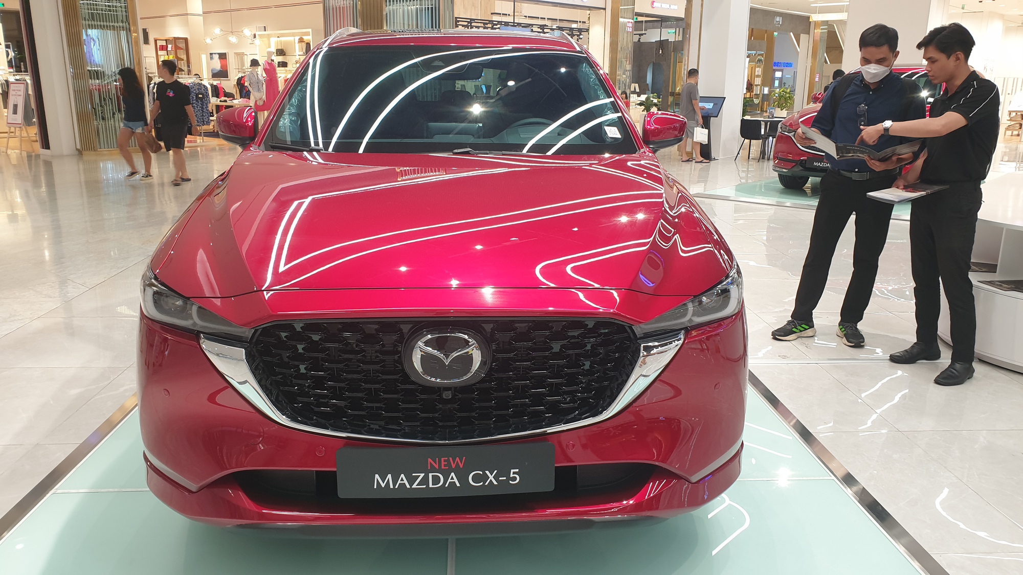 Việc tung ra thị trường bản nâng cấp vào cuối năm ngoái giúp Mazda CX-5 tiếp tục tạo sức hút với khách hàng bất chấp áp lực cạnh tranh ngày càng tăng khi hàng loạt đối thủ giảm giá bán. Với 2.319 xe bán ra trong quý 1/2024, Mazda CX-5 tiếp tục dẫn đầu phân khúc crossover hạng C tại Việt Nam.