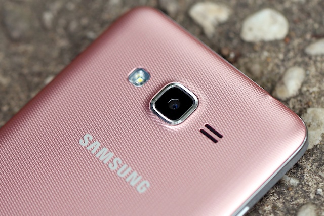 Samsung Galaxy J2 Prime - Mặt lưng có các họa tiết in chìm
