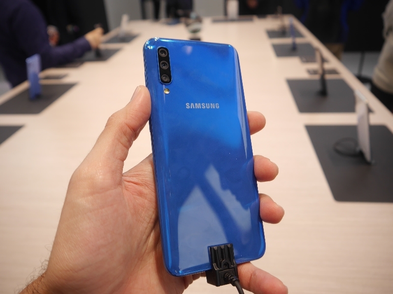 Điện thoại Samsung Galaxy A50 4GB/64GB mặt lưng